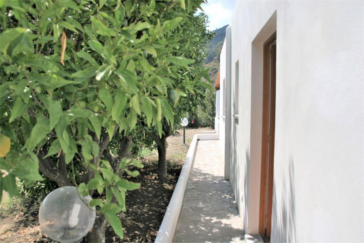 Case Al Mare - Terrazzi Panoramici E Ampio Giardino 圣马丽娜－萨利娜 外观 照片